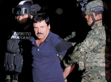 Joaquin „El Chapo” guzman po zatrzymaniu eskortowany przez  ołnierzy w mexico City w 2016