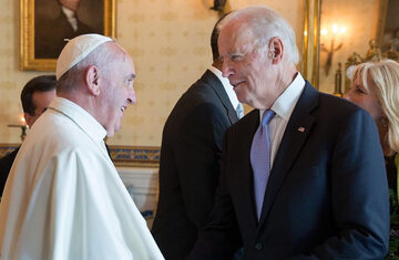 Joe Biden i papież Franciszek w roku 2015