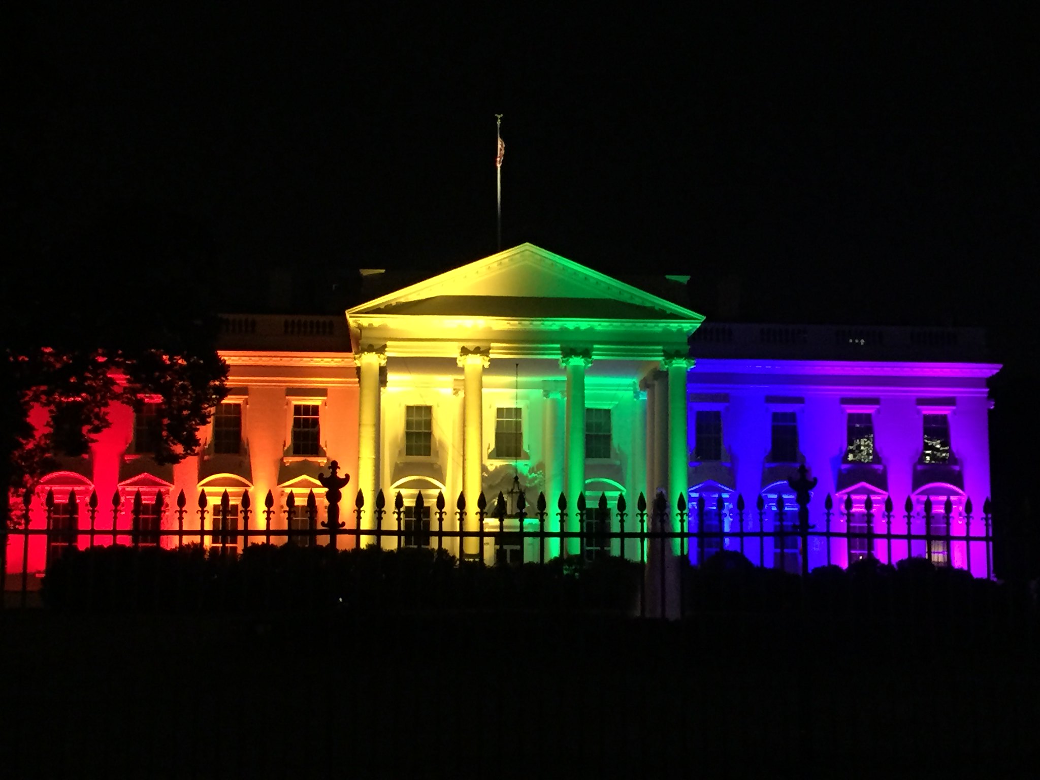 Biały Dom oświetlony w kolorach „tęczy” LGBT