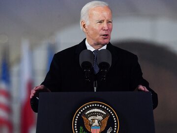 Joe Biden wygłasza przemówienie w Arkadach Kubickiego w ogrodach Zamku Królewskiego w Warszawie.
