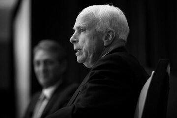 John McCain był weteranem wojennym i jednym z bardziej znanych republikańskich polityków w USA