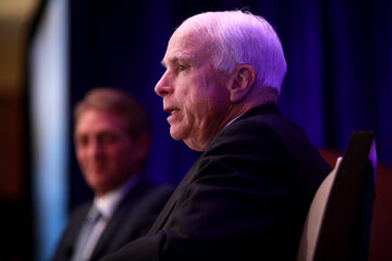 John McCain jest weteranem wojennym i jednym z bardziej znanych republikańskich polityków w USA.