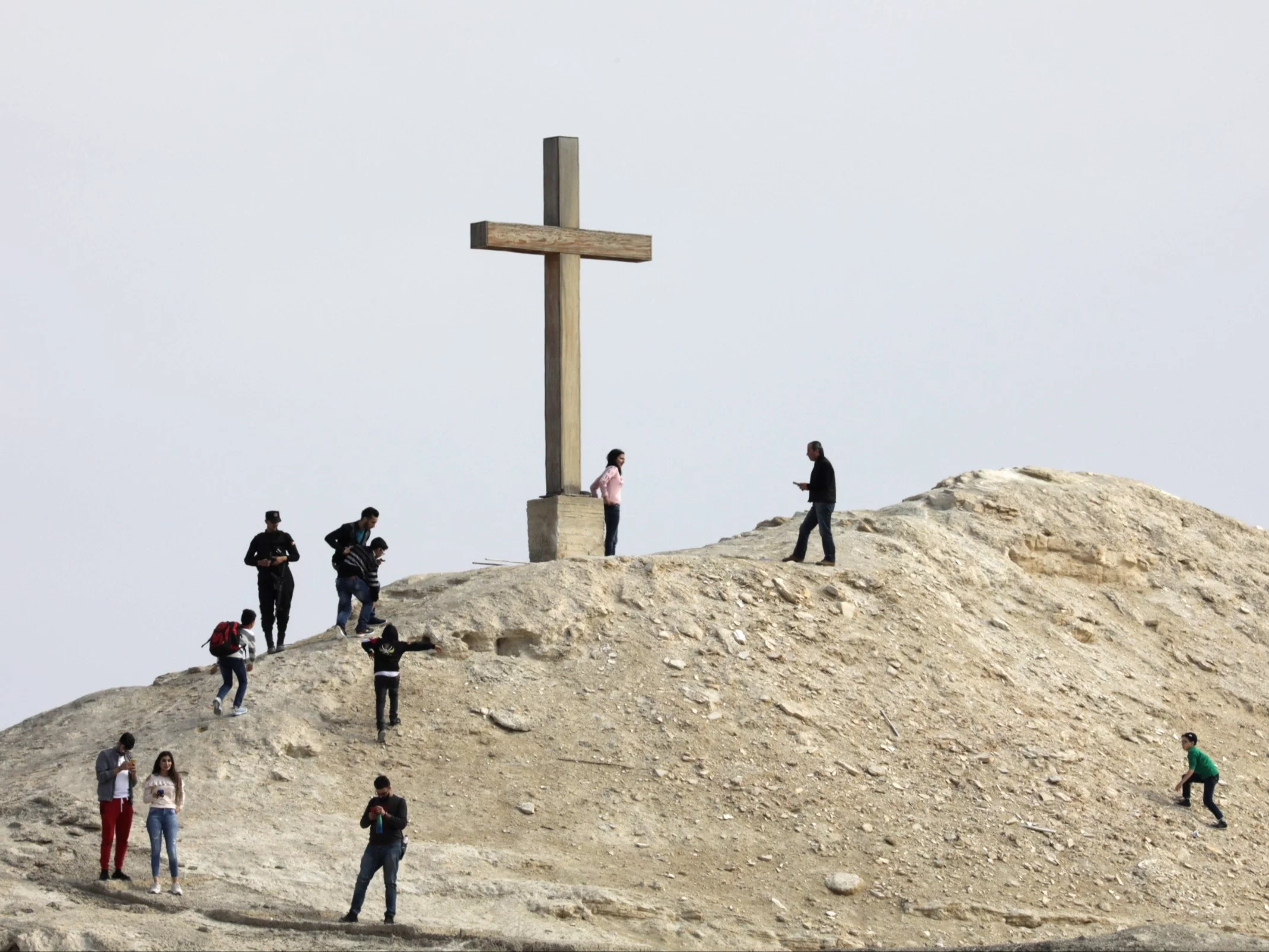 Krzyż na wzgórzu w Betanii za Jordanem (Al-Maghtas), gdzie Jan ochrzcił Jezusa