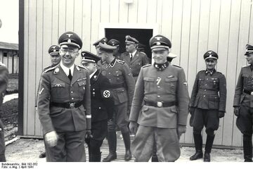 Josef Huber (w drzwiach) z Heinrichem Himmlerem i innymi oficerami SS w obozie koncentracyjnym Mauthausen-Gusen, czerwiec 1941 r.