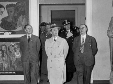 Joseph Goebbels (w środku) na Wystawie Sztuki Zdegenerowanej