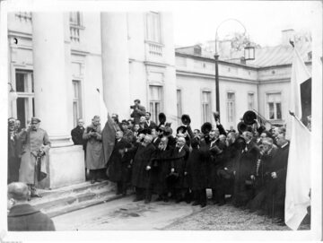 Józef Piłsudski na dziedzińcu belwederskim wśród przedstawicieli żydowskich szkół powszechnych i średnich.