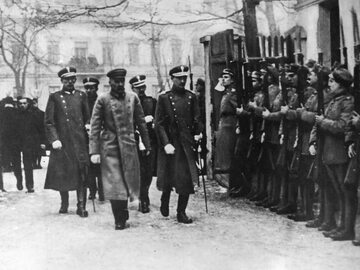 Józef Piłsudski w drodze na inauguracyjne posiedzenie Sejmu Ustawodawczego.