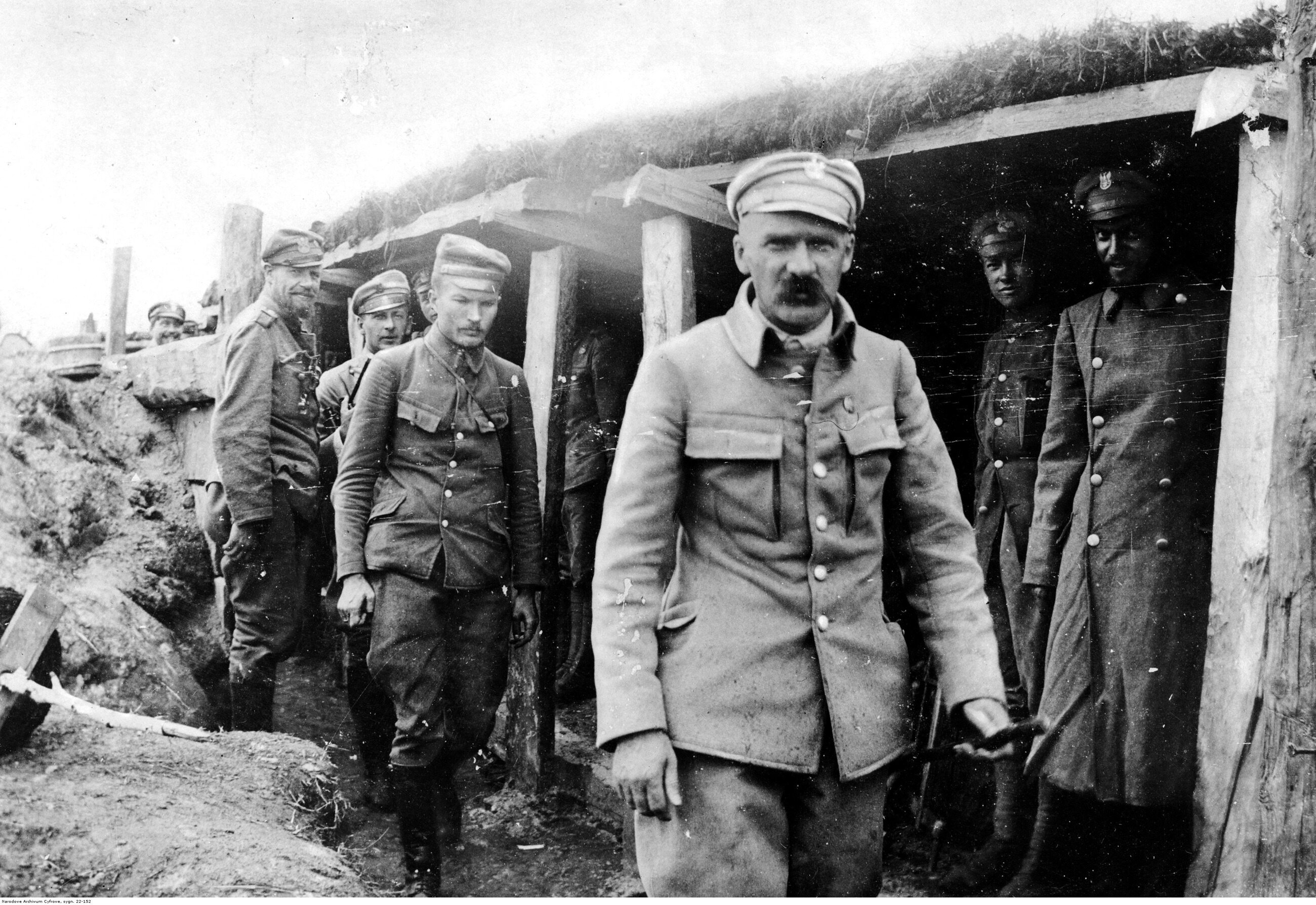 Józef Piłsudski w okopach 1 pułku piechoty Legionów Polskich. Widoczni także: major Albin Fleszar (4. z prawej) i porucznik Bolesław Długoszowski-Wieniawa (3 z lewej), sierpień 1916 r.