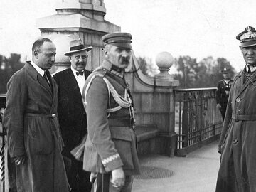 Józef Piłsudski z Gustawem Orlicz-Dreszerem na moście Poniatowskiego. Zamach majowy