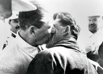 Józef Stalin całuje polarnika Iwana T. Spirina