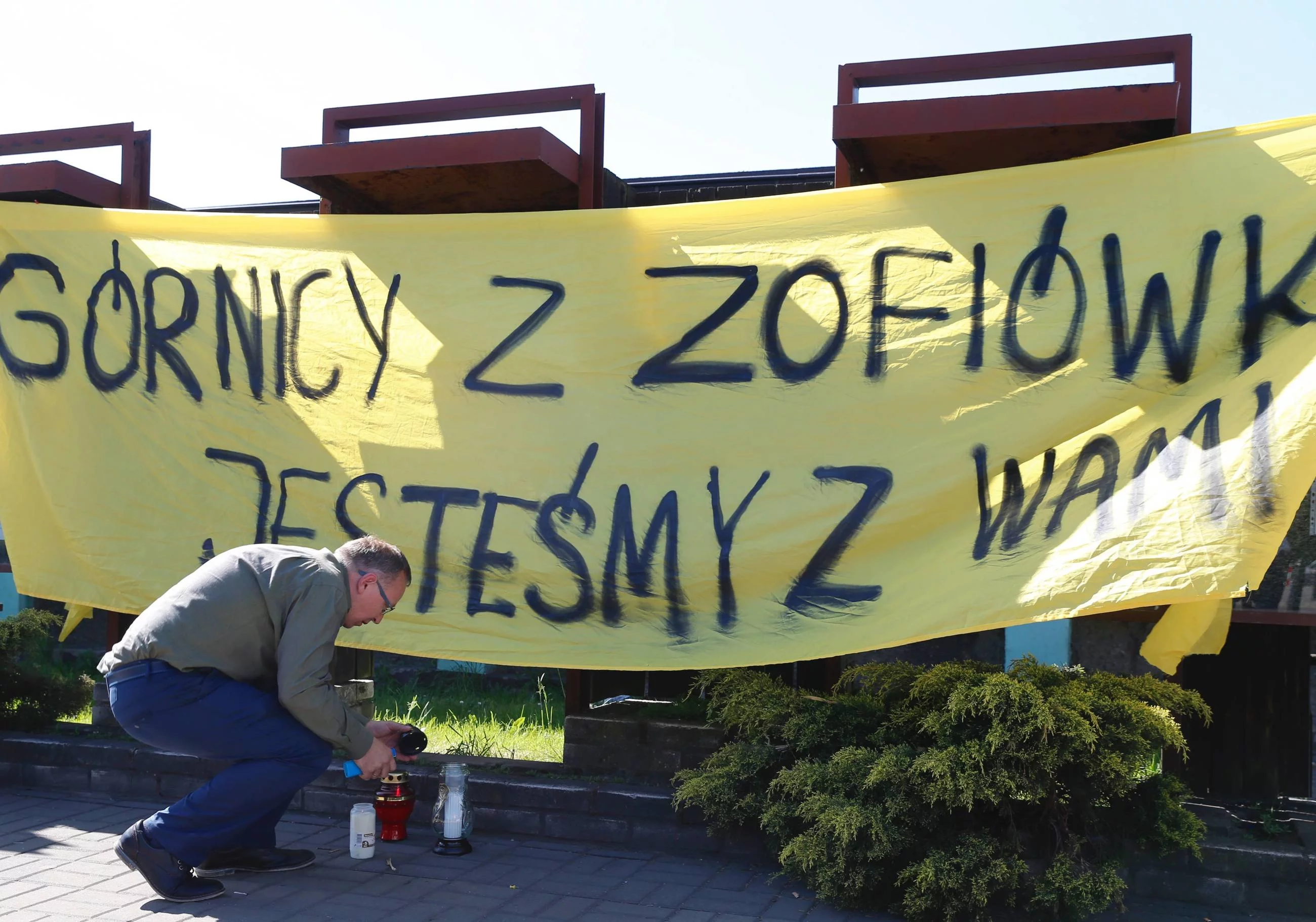 Znajomi i rodziny górników przynoszą znicze pod kopalnię Borynia-Zofiówka-Jastrzębie, w której doszło do silnego wstrząsu