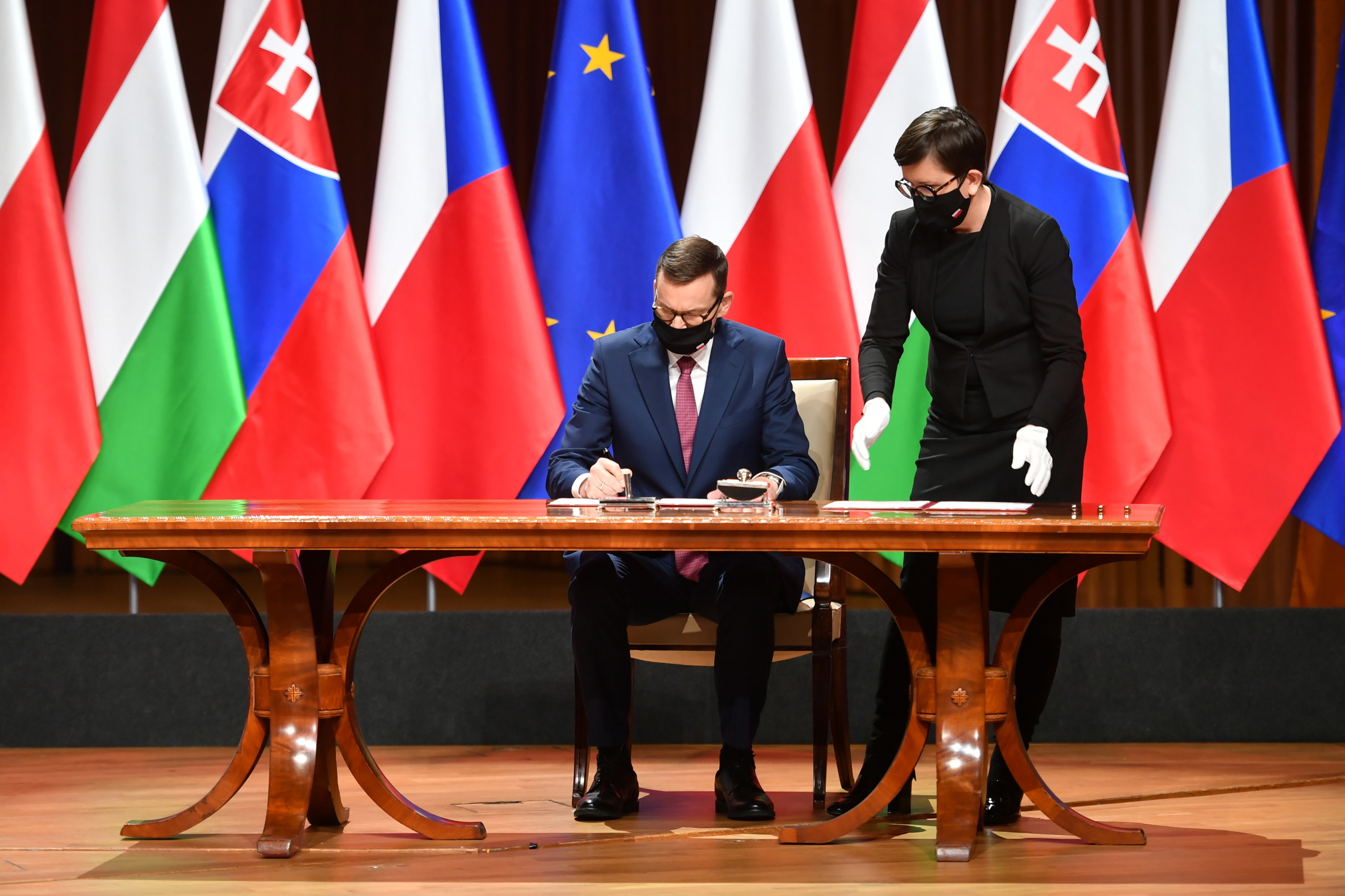 Szczyt Szefów Rządów Państw Grupy Wyszehradzkiej. Mateusz Morawiecki podczas podpisania Deklaracji Rocznicowej i Deklaracji Cyfrowej,