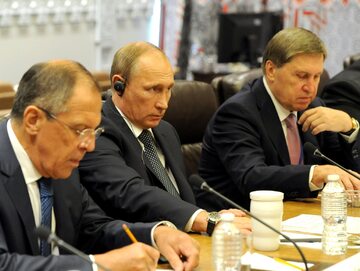 Jurij Uszakow (na zdjęciu z prawej) podczas rozmów Rosja-USA w 2015 r.