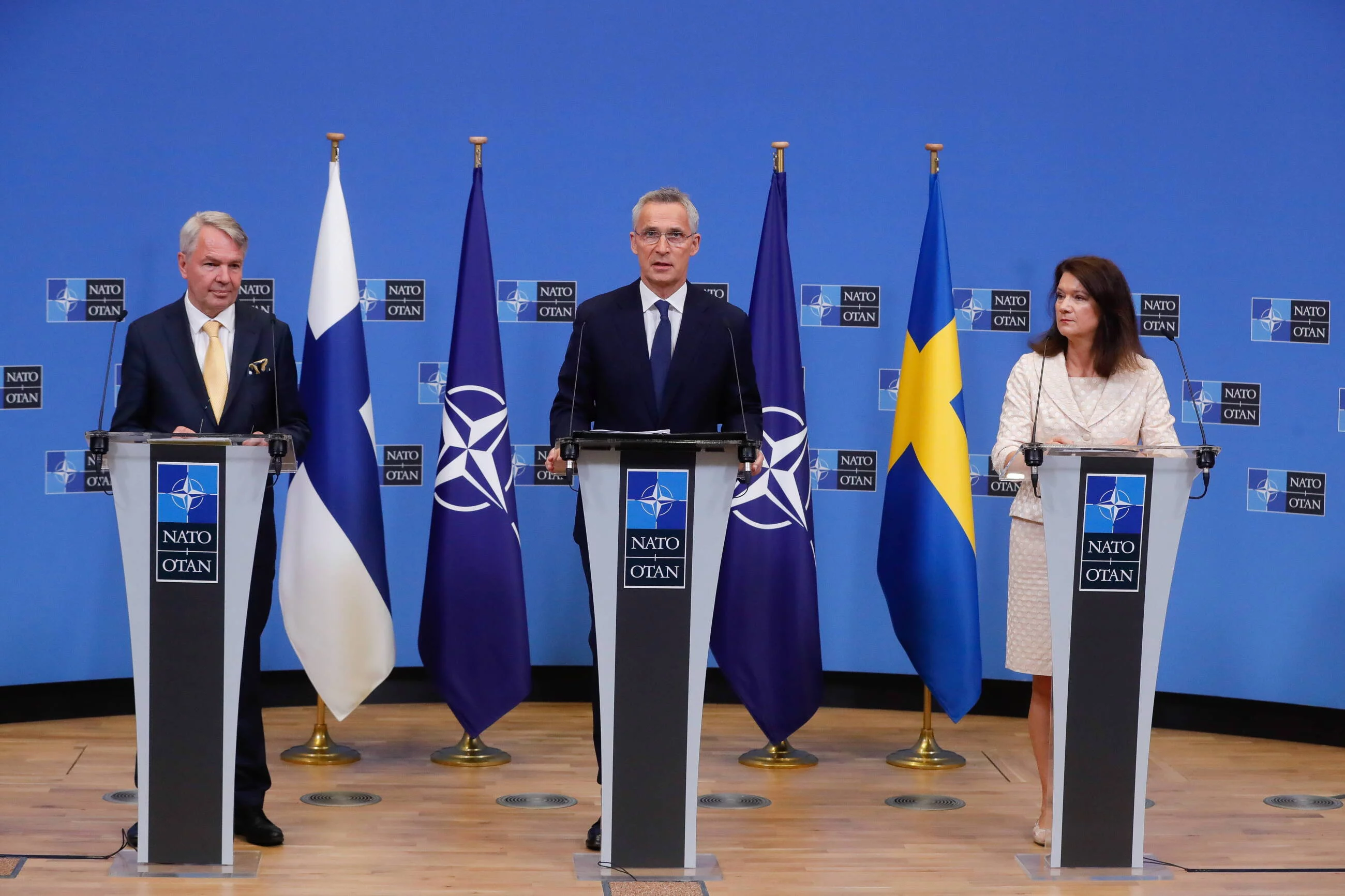 Szef MSZ Finlandii Pekka Haavisto, sekretarz generalny NATO Jens Stoltenberg i szef MSZ Szwecji Ann Linde.