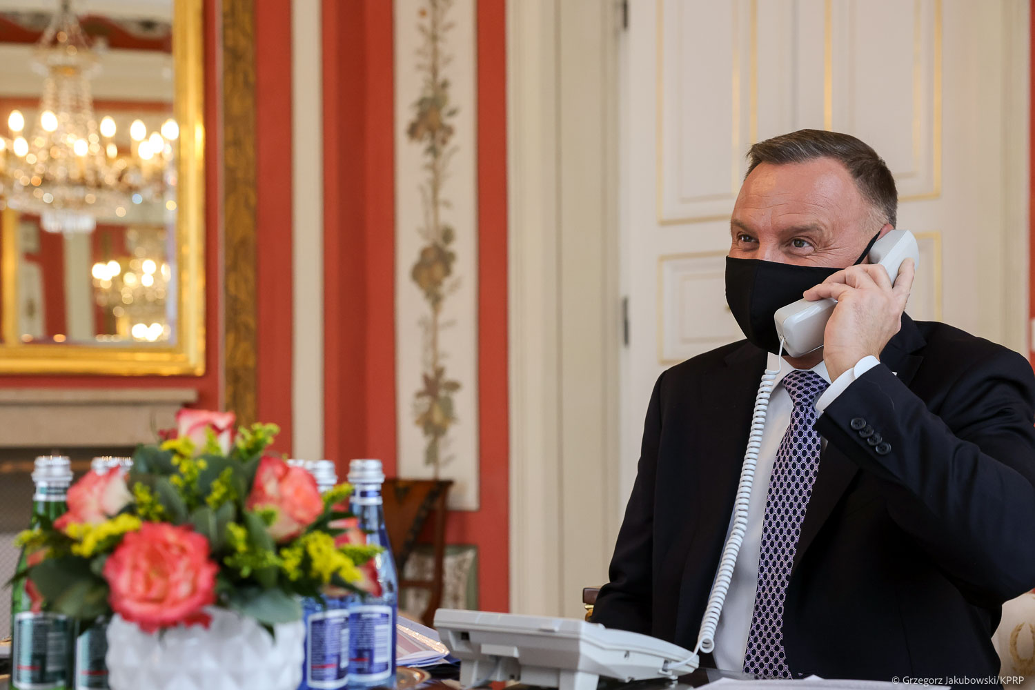 Prezydent Andrzej Duda podczas rozmowy telefonicznej z królem Jordanii Abdullahem II