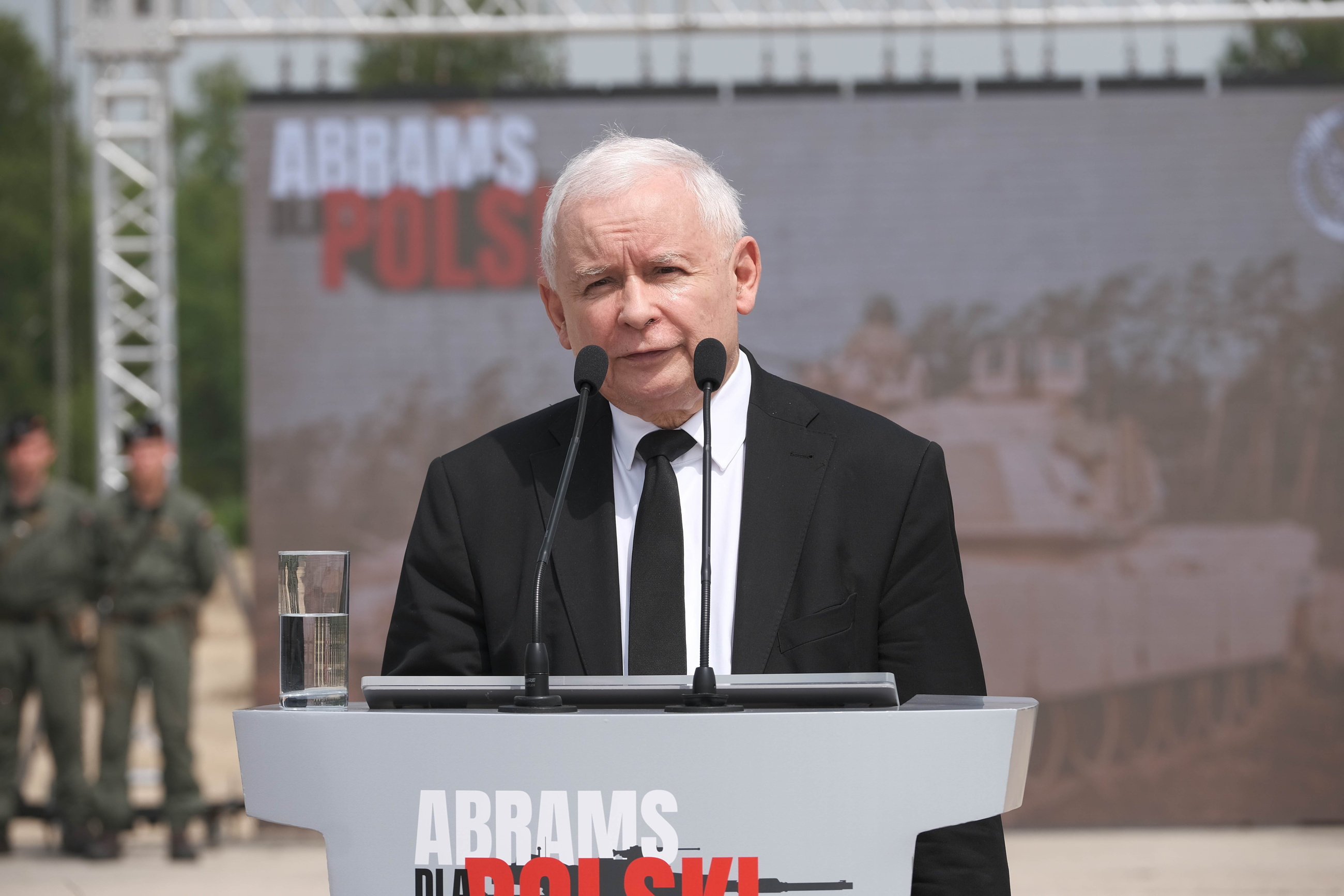 Wiceprezes rady ministrów, przewodniczący Komitetu ds. Bezpieczeństwa Narodowego i Spraw Obronnych Jarosław Kaczyński podczas konferencji prasowej