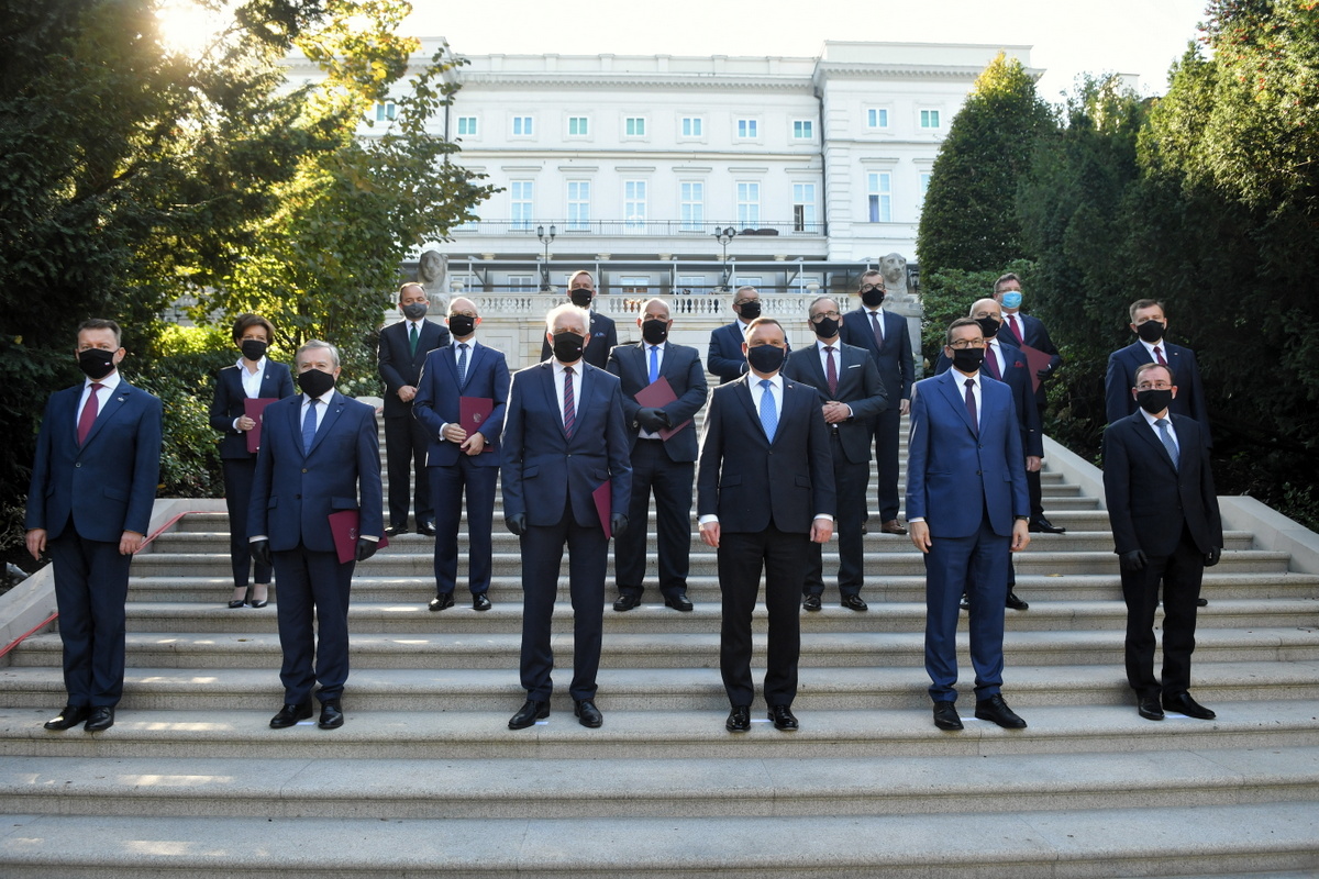 Zdjęcie pamiątkowe po uroczystości w ogrodach Pałacu Prezydenckiego w Warszawie