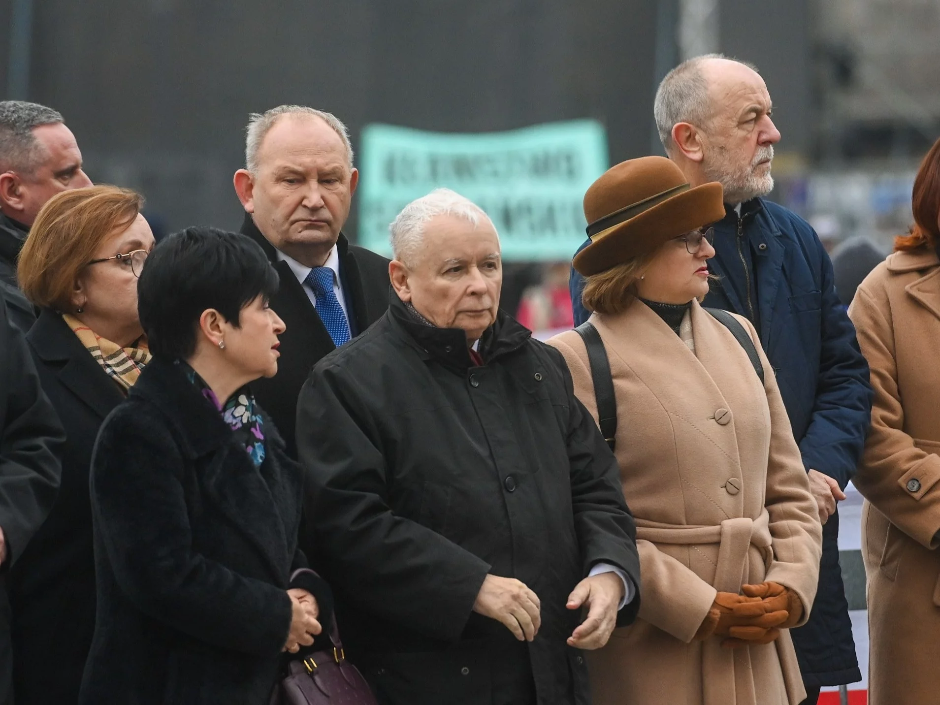 Prezes PiS Jarosław Kaczyński podczas miesięczny smoleńskiej na placu Piłsudskiego w Warszawie