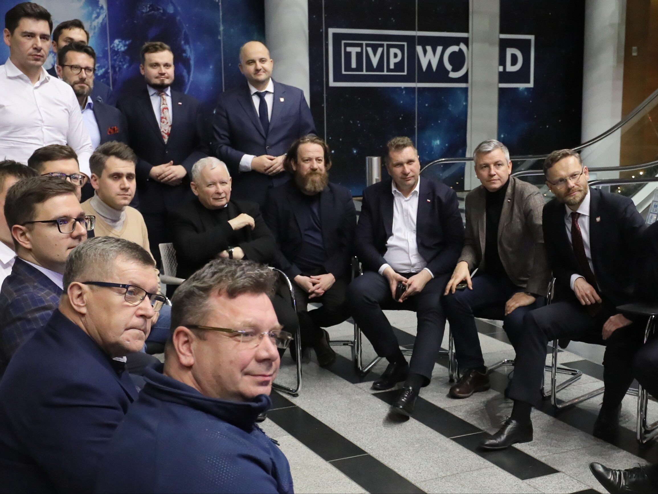 Politycy PiS w budynku TVP przy ul. Woronicza w Warszawie