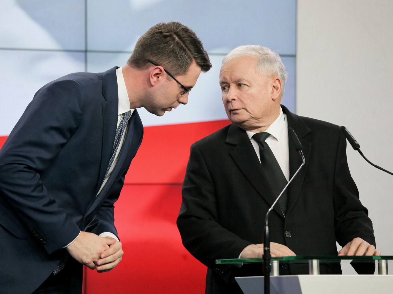 Piotr Müller i Jarosław Kaczyński podczas konferencji w siedzibie PiS