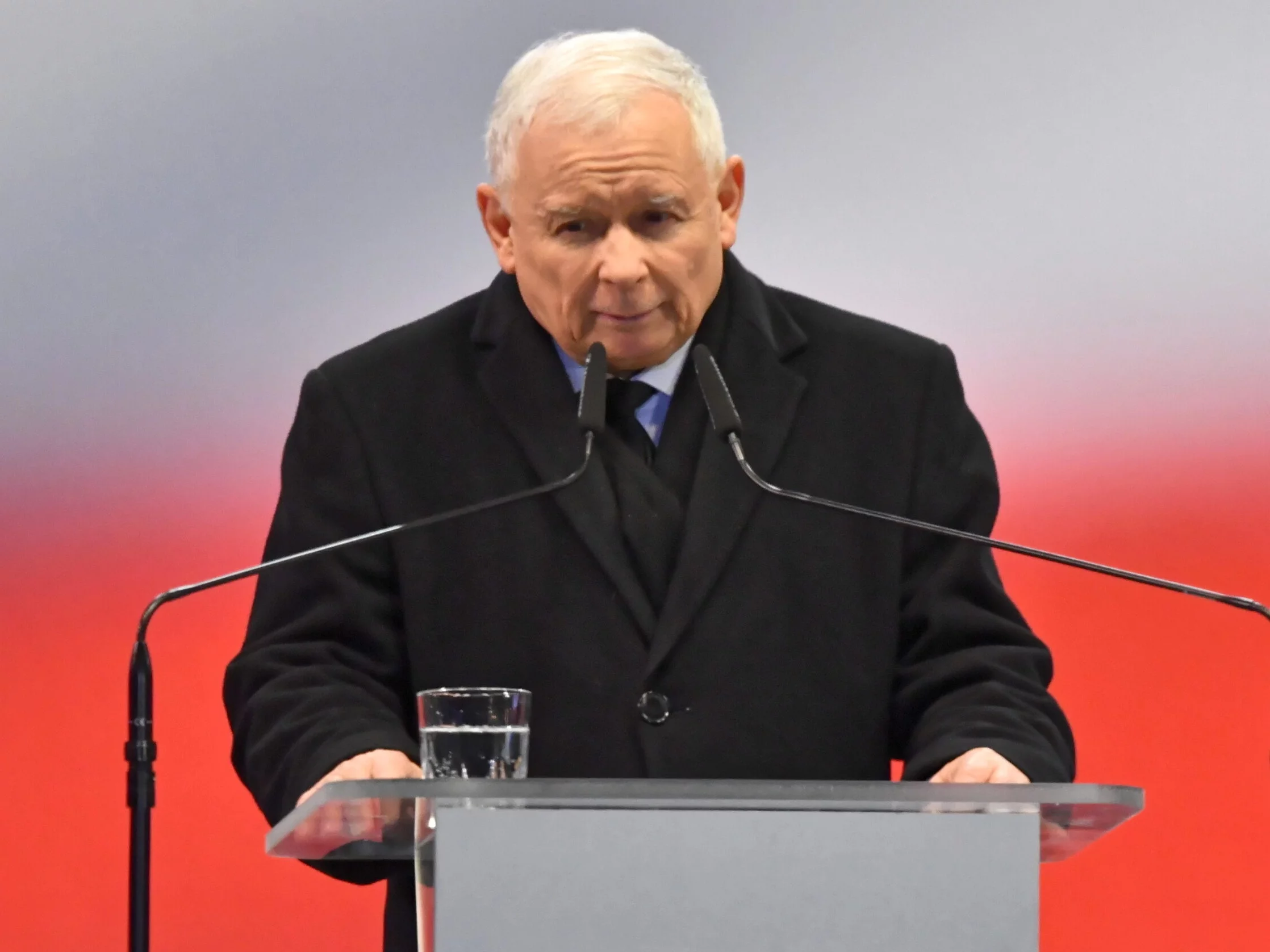 Prezes PiS Jarosław Kaczyński przemawia przed Pałacem Prezydenckim w Warszawie.