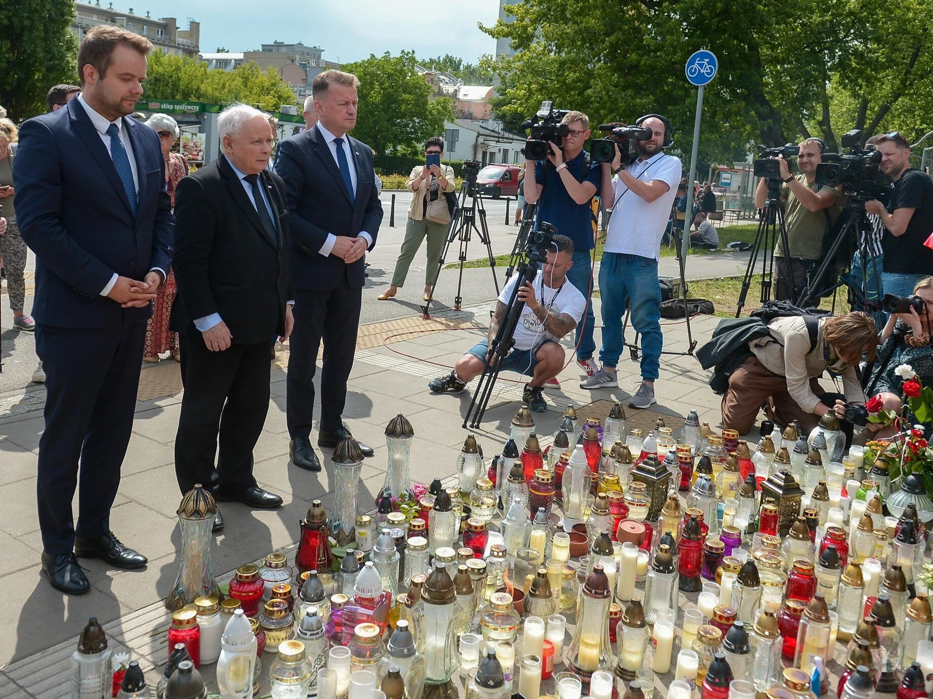 Prezes PiS Jarosław Kaczyński (2L), szef KP PiS Mariusz Błaszczak (3L) oraz rzecznik ugrupowania Rafał Bochenek (L) przed Wojskowym Instytutem Medycznym w Warszawie