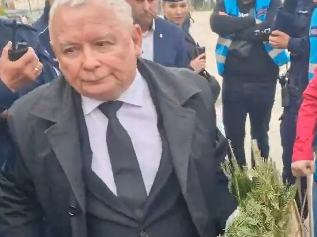 Jarosław Kaczyński zabrał obraźliwy wieniec