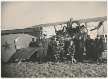 Kadr z filmu "Gwiaździsta Eskadra" z 1930 roku