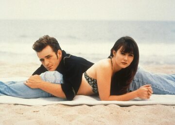 Kadr z serialu "Beverly Hills, 90210". Luke Perry i Shannen Doherty