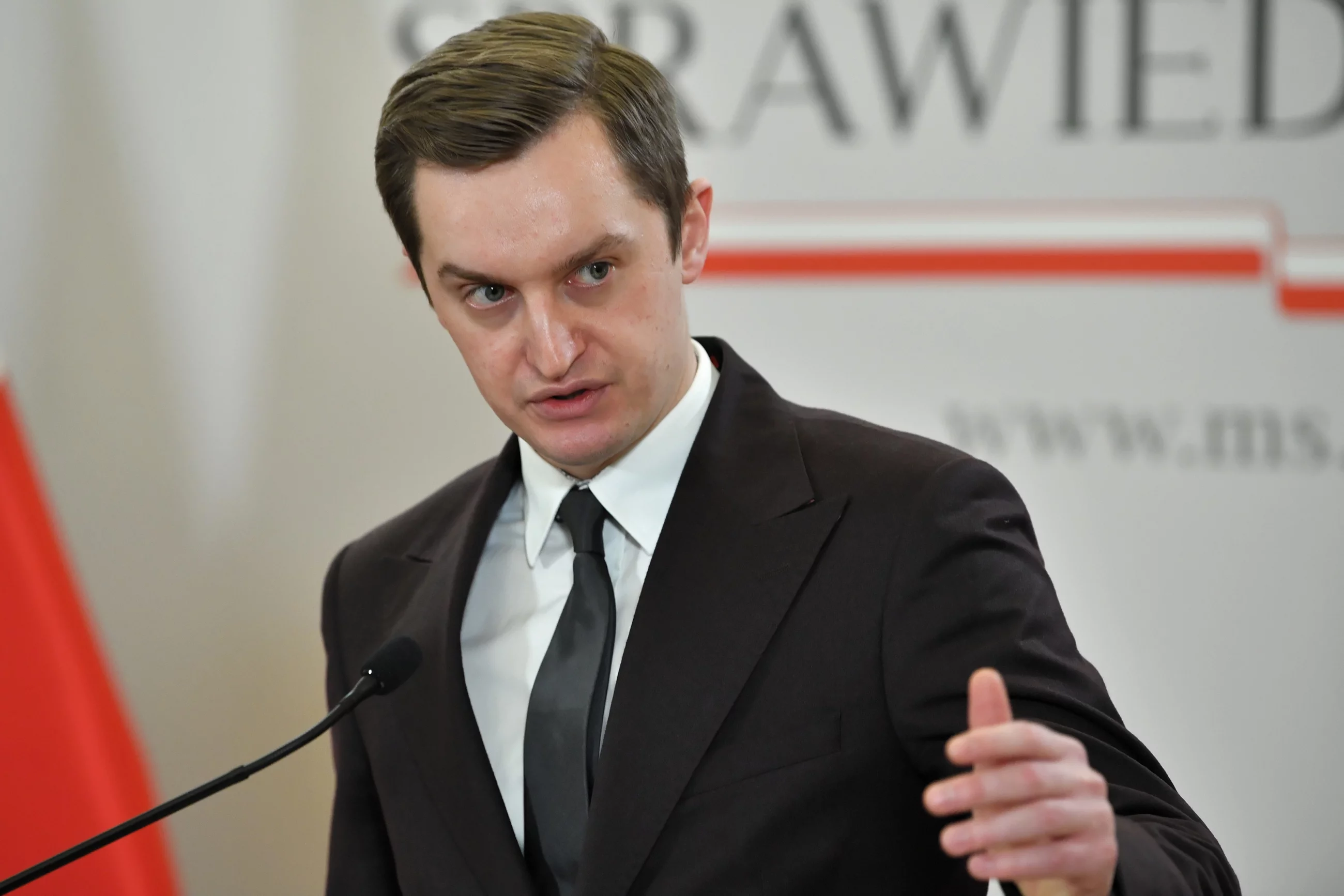 Wiceminister sprawiedliwości Sebastian Kaleta podczas konferencji prasowej w siedzibie resortu