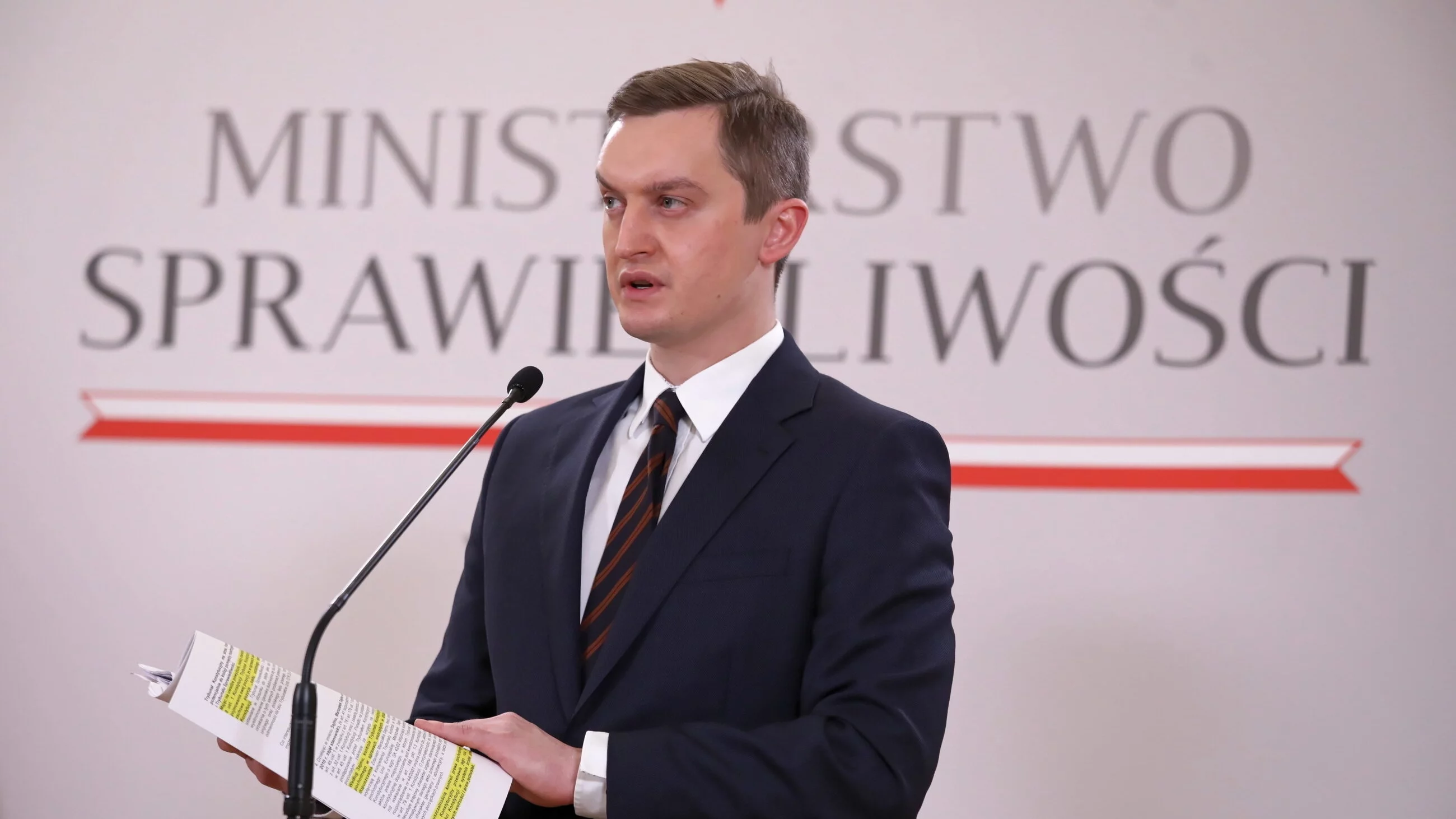 Wiceminister sprawiedliwości Sebastian Kaleta podczas konferencji prasowej w siedzibie resortu w Warszawie