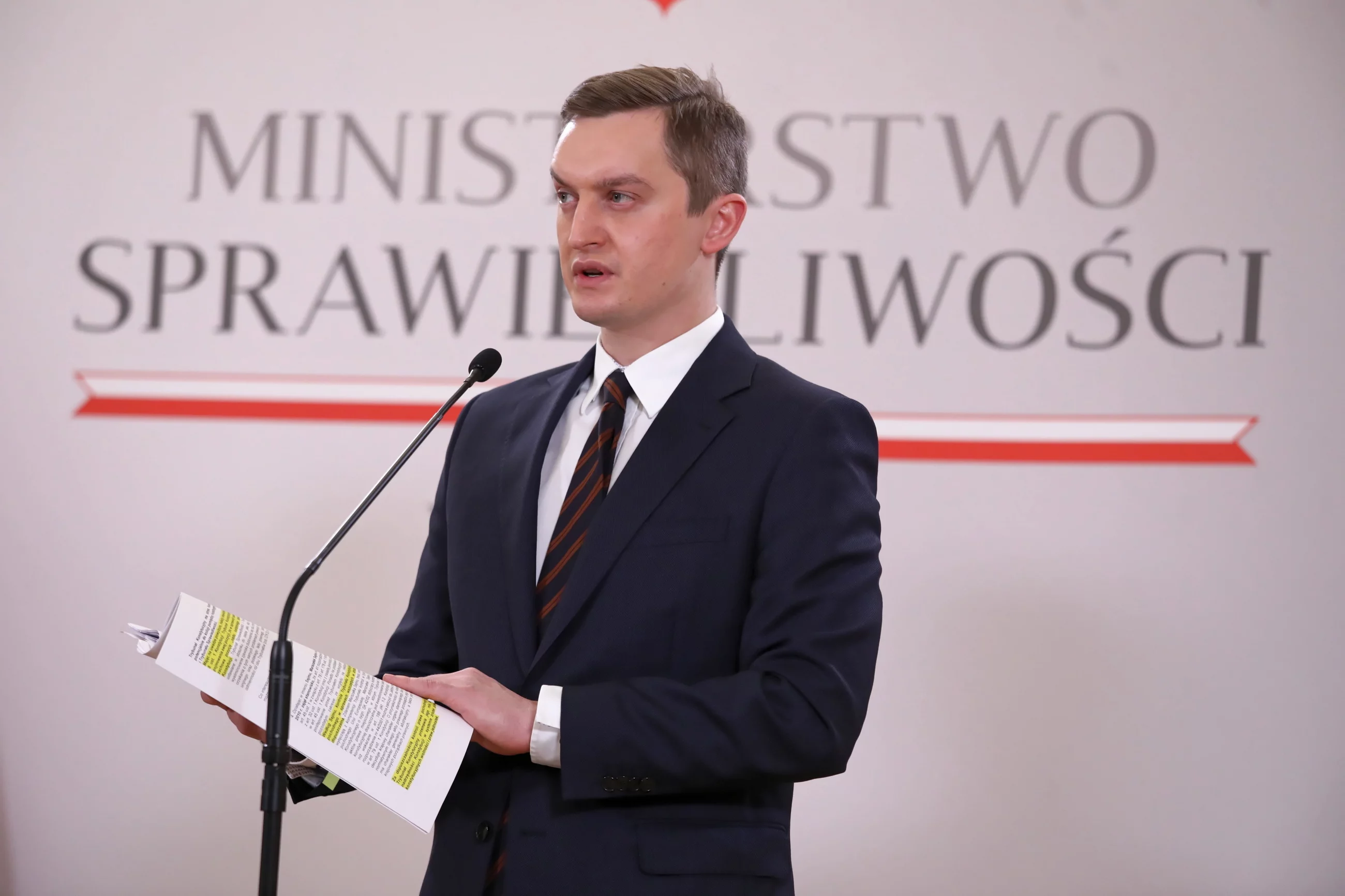 Wiceminister sprawiedliwości Sebastian Kaleta podczas konferencji prasowej w siedzibie resortu w Warszawie