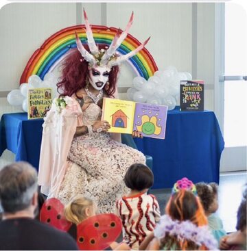 Kalifornia, drag queen czyta dzieciom