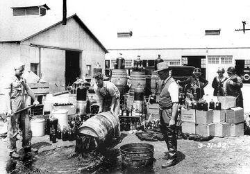 Kalifornia. Zastępcy szeryfa wylewają nielegalny alkohol, 1932 rok