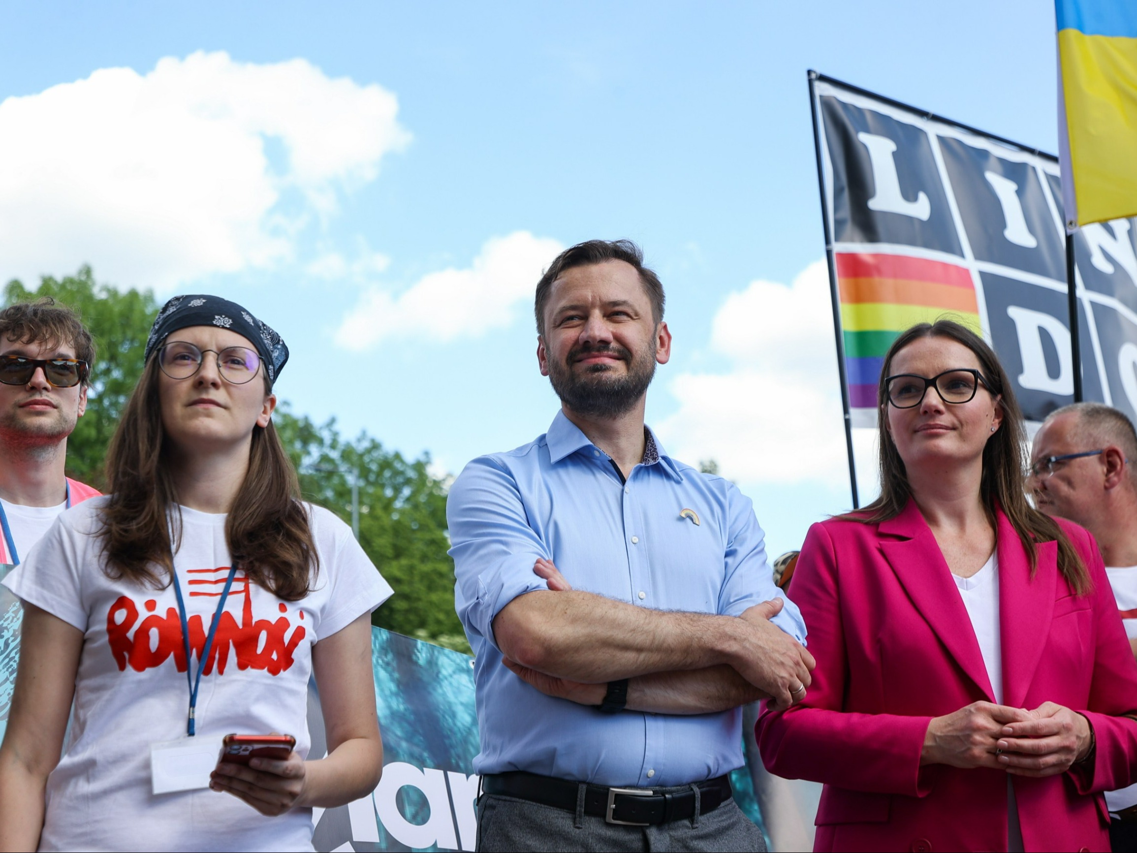 Prezydent Krakowa Aleksander Miszalski (C) oraz posłanka KO Jagna Marczułajtis-Walczak (2P) na czele Marszu Równości w Krakowie w 2024 roku
