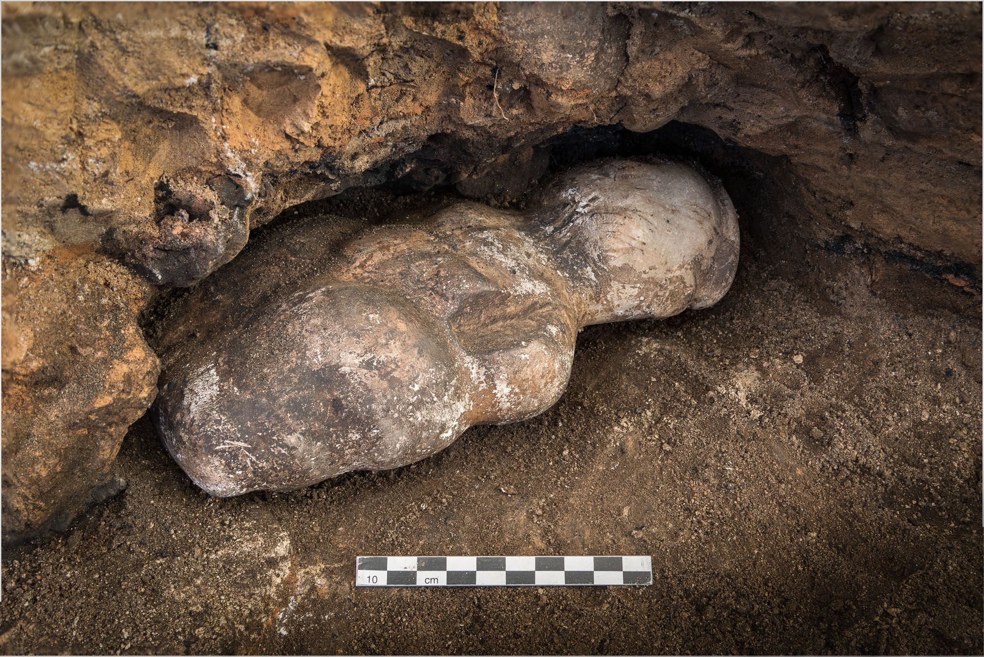 Kamienna figurka odkryta w masowym grobie