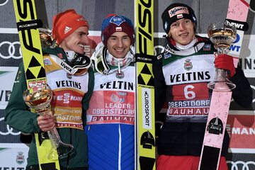 Kamil Stoch, Richard Freitag i Dawid Kubacki na podium w Obersdorfie