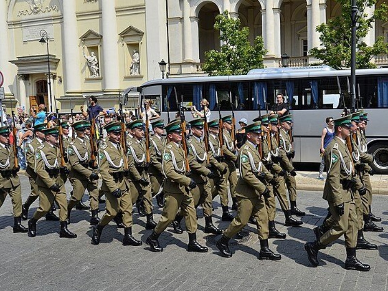 Strażnicy graniczni w umundurowaniu galowym