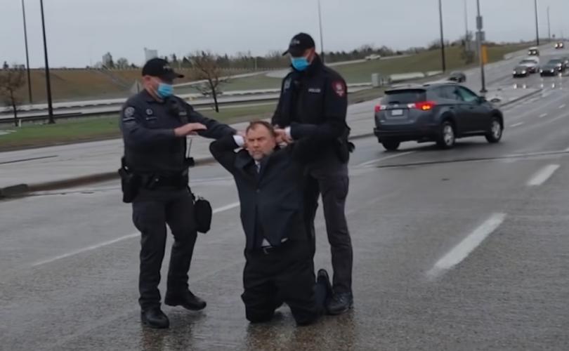 Pastor Artur Pawłowski aresztowany po odprawieniu nabożeństwa pomimo lockdownu