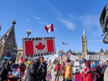 Kanada. Protest przeciwko segregacji sanitarnej odbywający się w ramach Konwoju Wolności