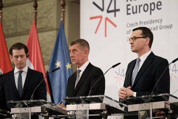 Kanclerz Austrii Sebastian Kurz (L), premier Czech Andrej Babisz (C) i premier RP Mateusz Morawiecki (P) podczas konferencji prasowej premierów państw Grupy Wyszehradzkiej i kanclerza Republiki Austrii, 16 bm. w Pradze.