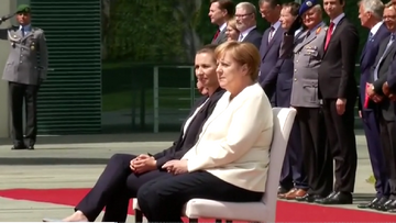 Kanclerz Niemiec i premier Danii odsłuchały hymnów na siedząco