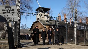 Kanclerz Niemiec i premier Morawiecki biorą dzisiaj udział w uroczystości 10-lecia Fundacji Auschwitz-Birkenau.
