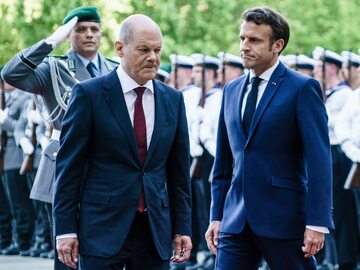 Kanclerz Niemiec Olaf Scholz i prezydent Francji Emmanuel Macron