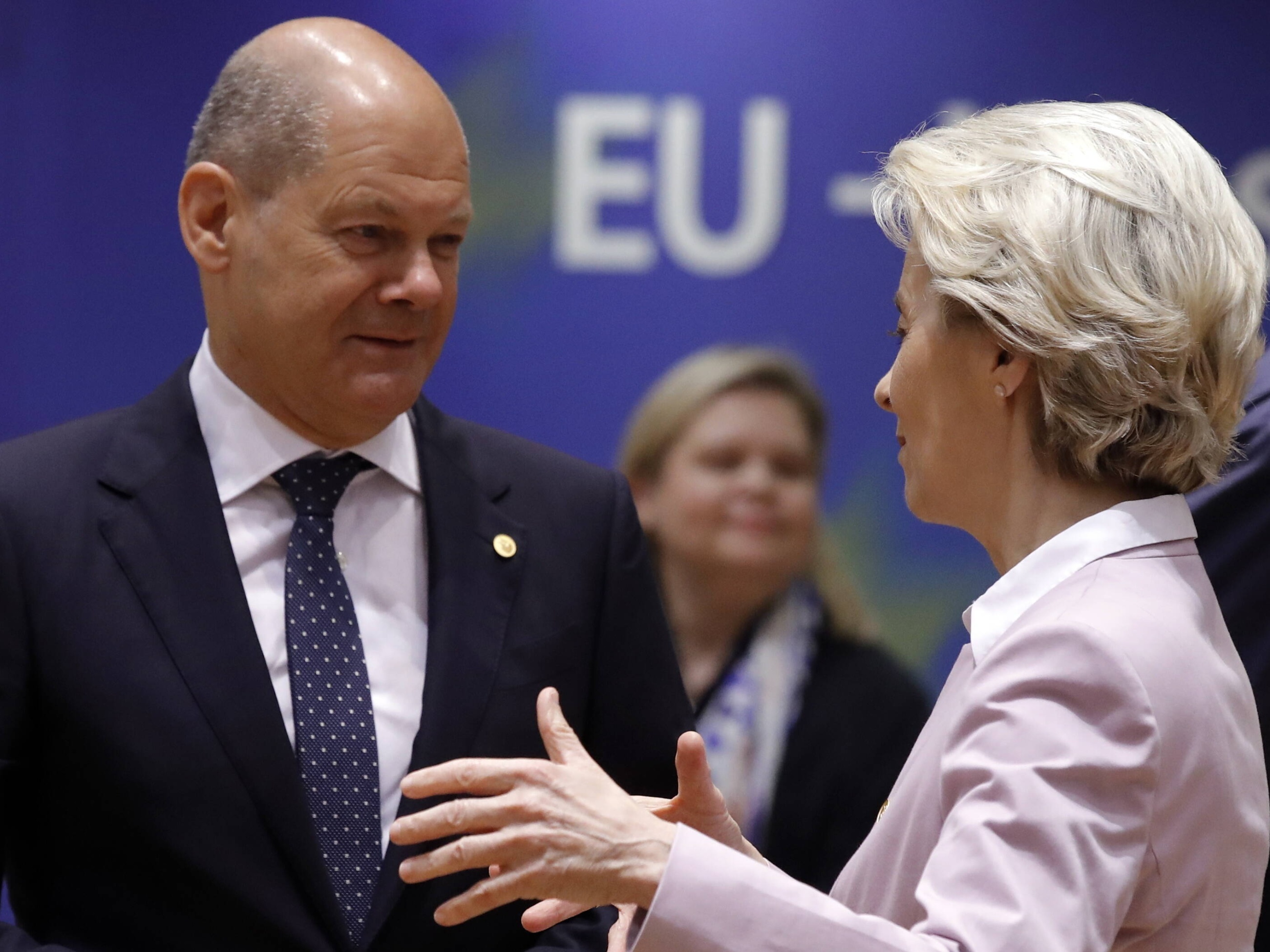 Kanclerz Niemiec Olaf Scholz i przewodnicząca Komisji Europejskiej Ursula von der Leyen.