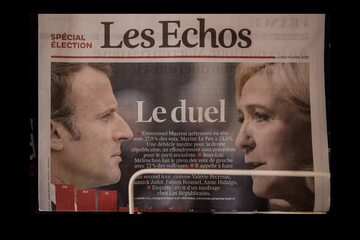 Kandydaci w drugiej turze wyborów prezydenckich 2022 r. Emmanuel Macron i Marine Le Pen. Okładka gazety