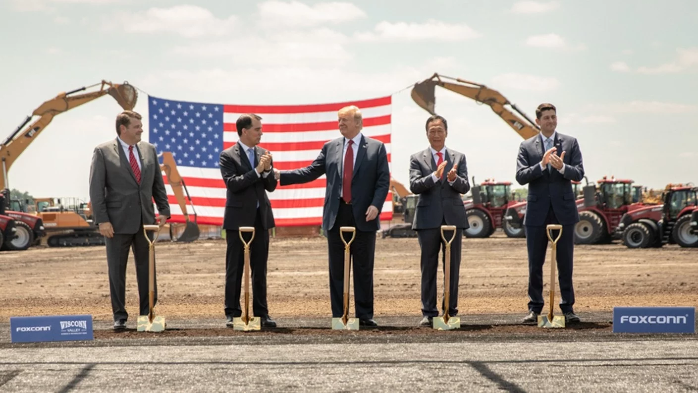 Prezydent Stanów Zjednoczonych Donald Trump oraz założyciel i dyrektor generalny Foxconn Terry Gou na ceremonii wmurowania kamienia węgielnego pod budowę Foxconn w czerwcu 2018 r. w Wisconsin