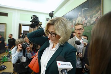 Kandydatka na stanowisko wiceprezesa NIK Małgorzata Motylow (C) w przerwie posiedzenia, 26 bm. w Sejmie.