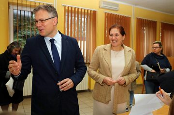 Kandydatka Zjednoczonej Prawicy na prezydenta miasta Iwona Mularczyk z mężem, posłem PiS Arkadiuszem Mularczykiem