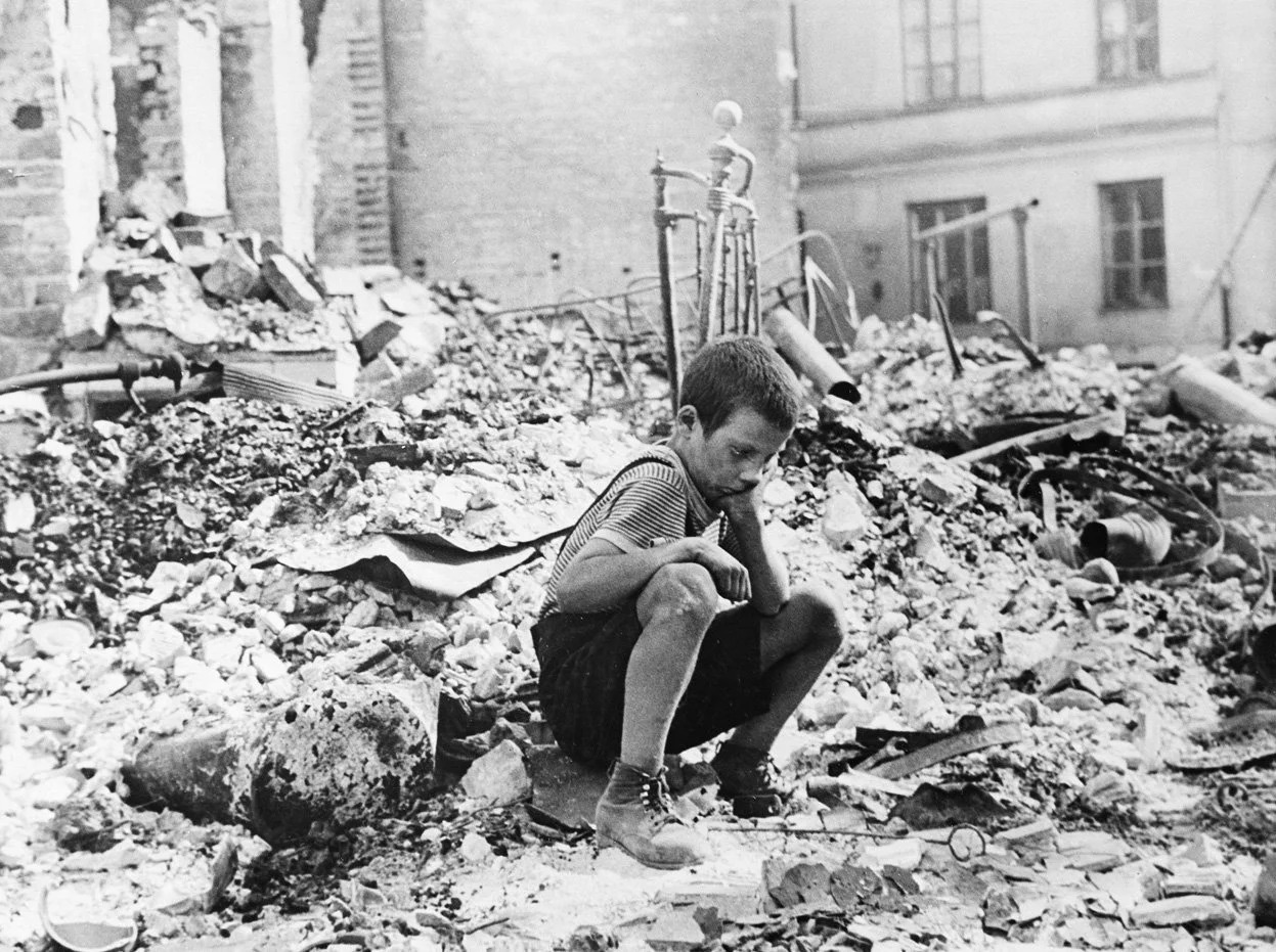 Polski chłopiec siedzący na ruinach swojego domu. Warszawa, wrzesień 1939
